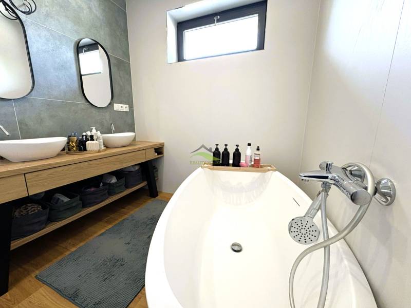 Exkluzívne u nás Lukratívna a veľmi vkusná Moderná Novostavba 