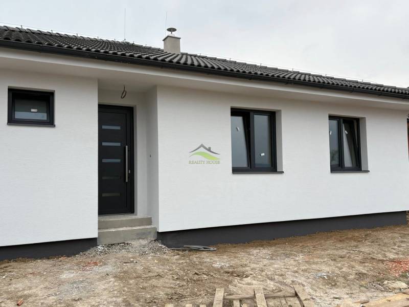 Murovaná Novostavba - Rodinný dom s pekným pozemkom 800m2