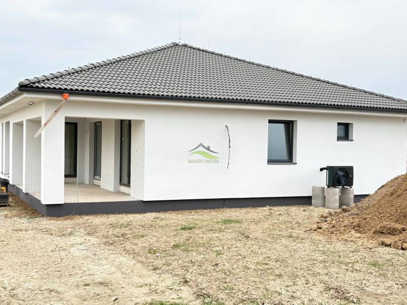 Murovaná Novostavba - Rodinný dom s pekným pozemkom 800m2
