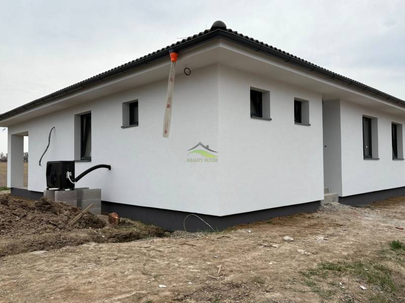 Murovaná Novostavba - Rodinný dom s pekným pozemkom 800m2