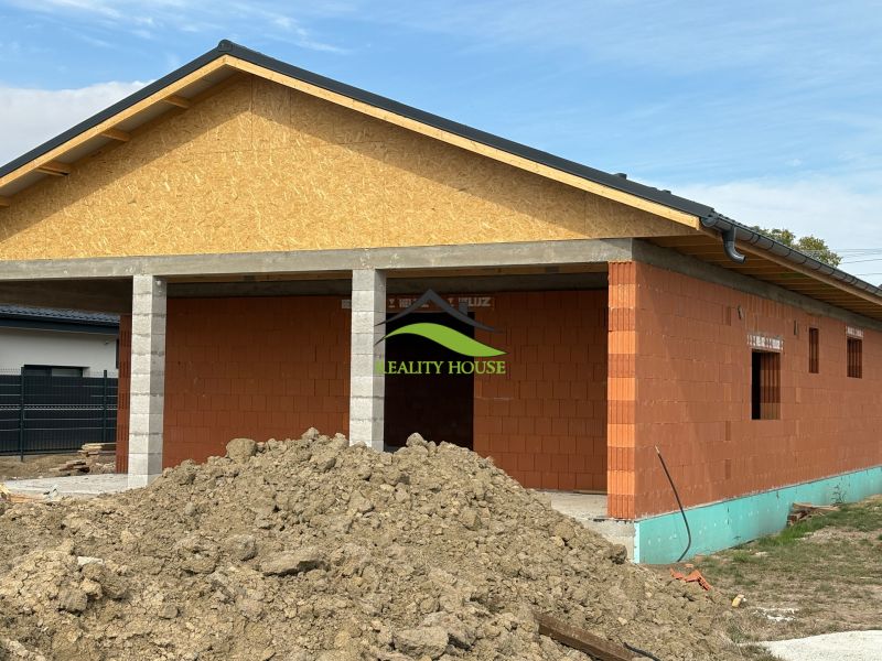 Rozostavaný Priestranný rodinný dom blízko mesta - v obci Hatalov