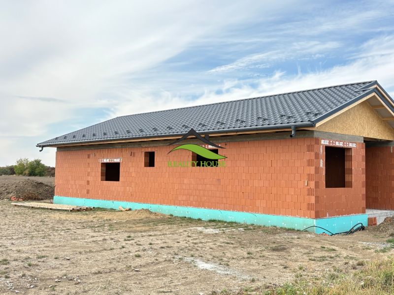 Rozostavaný Priestranný rodinný dom blízko mesta - v obci Hatalov