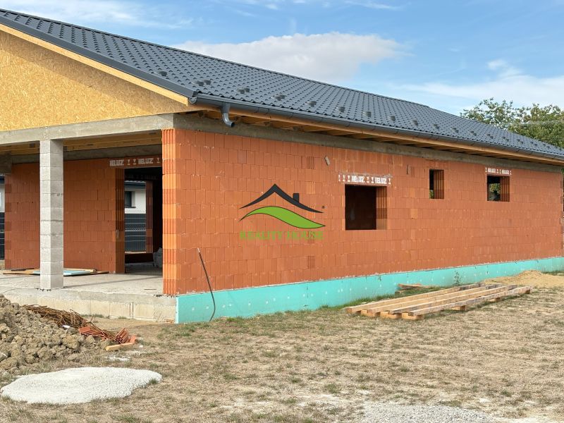 Rozostavaný Priestranný rodinný dom blízko mesta - v obci Hatalov