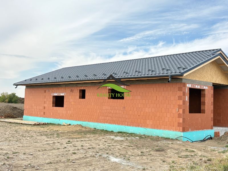 Rozostavaný Priestranný rodinný dom blízko mesta - v obci Hatalov